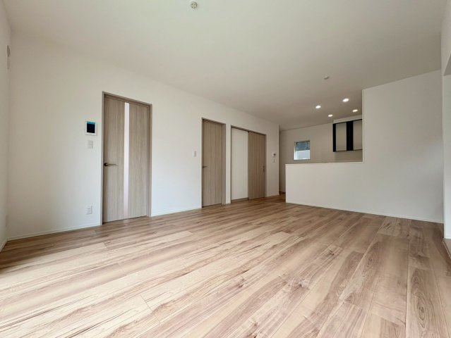 「南向き広々バルコニー付」南国市後免町3号地　新築一戸建ての居間・リビング|各部屋へのアクセスが良いリビング。家族の気配を感じやすく、スムーズな生活動線が魅力的な間取りです。