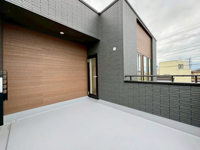 「南向き広々バルコニー付」南国市後免町3号地　新築一戸建てのバルコニー|急な雨でも安心のルーフバルコニー。プライベート空間として、アウトドアリビングのようにも楽しめます。
