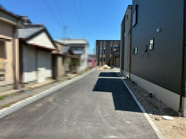 「南向き広々バルコニー付」南国市後免町3号地　新築一戸建ての前面道路含む現地写真|整備された道で車の出し入れも安心◎