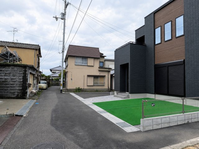 「南向き広々バルコニー付」南国市後免町3号地　新築一戸建ての前面道路含む現地写真|綺麗に整備された見通しの良い前面道路。道幅もゆとりがあり、毎日の車の出し入れや駐車もスムーズです。