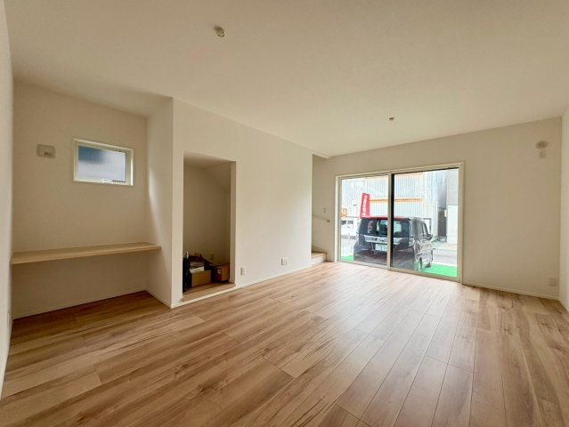 「南向き広々バルコニー付」南国市後免町3号地　新築一戸建ての居間・リビング|大きな窓から自然光がたっぷり注ぐ、明るく開放的なリビング。家族が自然と集まる、くつろぎの空間です。
