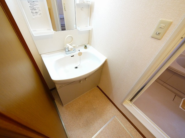 ベローチェ梅美台の独立洗面台|独立洗面台、小物を置くことができて便利です