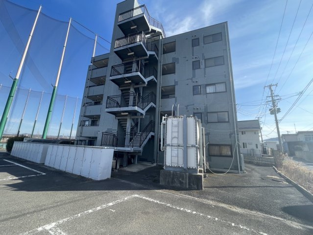 想定年間賃料1,330.3万　想定利回り9.78％　鉄骨造の外観
