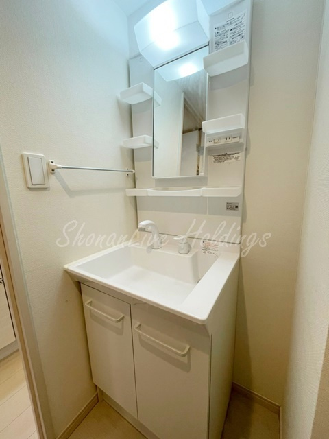 鎌倉市岡本２丁目のアパートの洗面所|明るい洗面所です