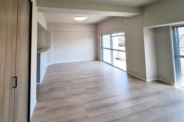和泉鶴山台アーバンコンフォートの居間・リビング|LDK：約16.4帖の広々LDK。大型クローゼットがあり収納に便利な間取り。
