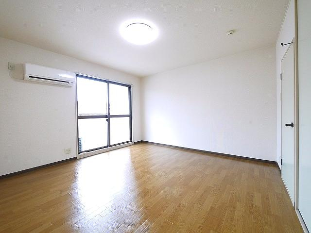 ジュネス東生駒の寝室