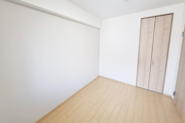 APAガーデンコート鳳西壱番館の子供部屋|洋室2：優しいグレーのアクセントクロスも貼替え済み。