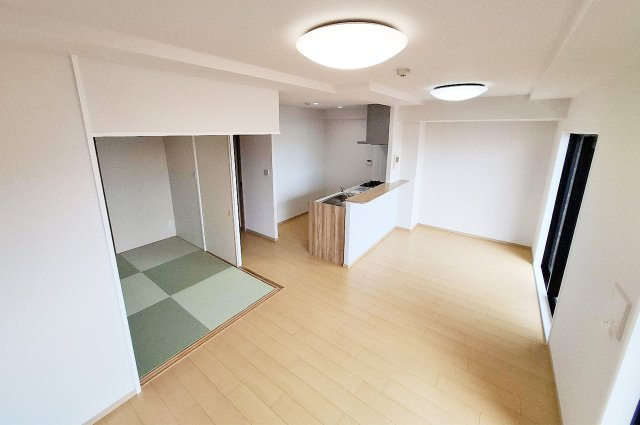 ライオンズマンション上野芝ガーデンシティの居間・リビング|LDK（実際の写真）：リビング横の和室と繋げて使えばさらに広々とした印象に。暮らしに合わせて使える利便性が魅力。