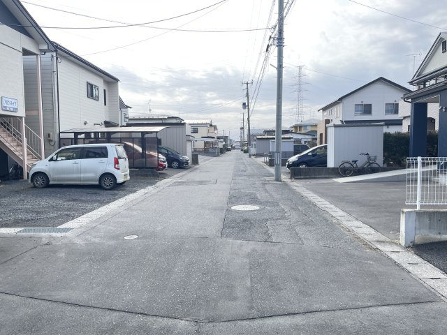 クレイドルガーデン八戸市下長第8ｰ1号棟の前面道路含む現地写真