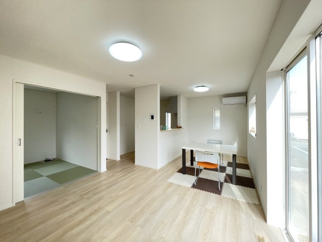 クレイドルガーデン八戸市下長第8ｰ1号棟の居間・リビング