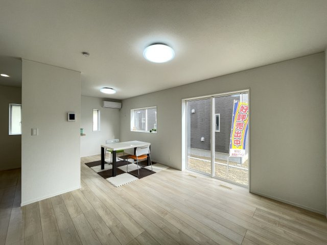 クレイドルガーデン八戸市下長第8ｰ1号棟の居間・リビング