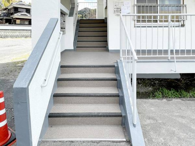 【エントランス】 | ビレッジハウス光1号棟　2K | ゆとりのあるエントランスです