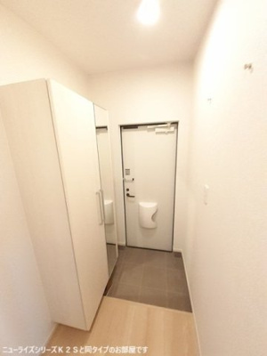 【玄関】 | クレメント岩出Ｂ | 収納もある玄関です