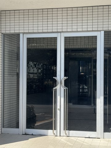 想定年間賃料　48万　想定利回り　19.2％　鉄筋コンクリート造のエントランス