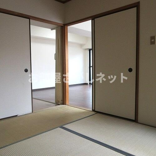 日神パレス吉野町【おとり物件なし】#学生・社会人にオススメ！初期費用分割払いOK！の居間・リビング|和室