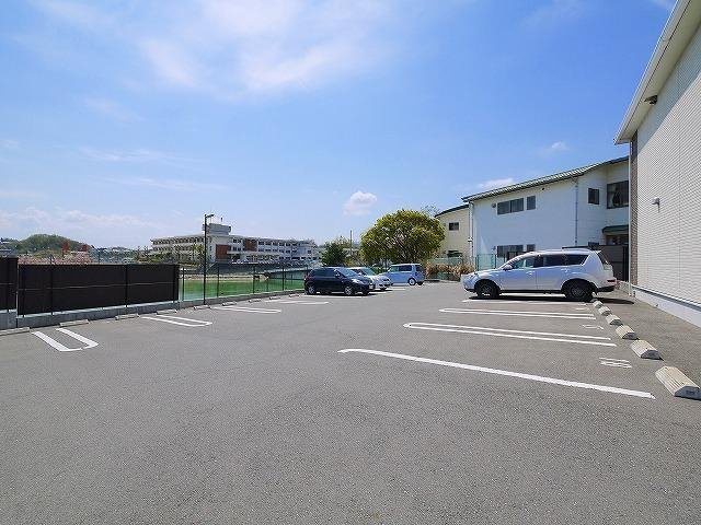 サン　ローレルの駐車場|駐車場があるので、車を買う予定の方も安心です