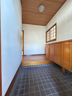 【玄関】 | 井口四丁目　戸建 | 明るい玄関　シューボックス有り