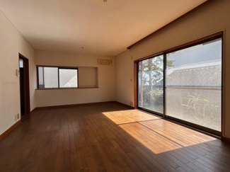 【居間・リビング】 | 井口四丁目　戸建 | 12帖のリビング、ダイニング。南向きで陽当たり良好。