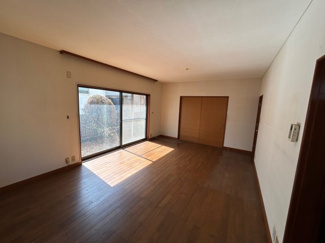 【居間・リビング】 | 井口四丁目　戸建 | 12帖のリビング、ダイニング。隣には和室があります。