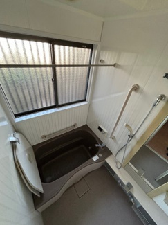 【浴室】 | 井口四丁目　戸建 | 浴室に窓有り。換気もしやすい♪