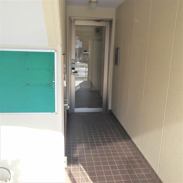 グランドゥール針ヶ谷のエントランス