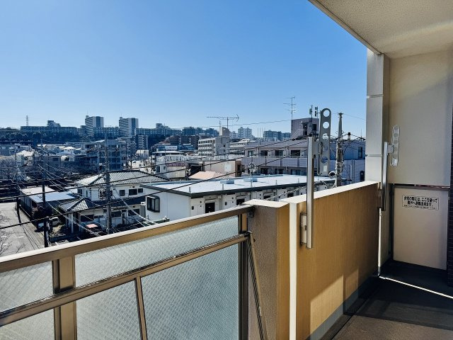 アンビシャスパーク京王堀之内のバルコニー|～2ヶ所から出入り可能なバルコニーです～