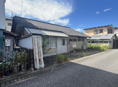 高知市鴨部　建築条件なし売地の前面道路含む現地写真|現況は建物があります。