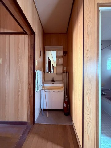 岐阜市若福町 中古戸建の独立洗面台|独立した洗面化粧台を設置。