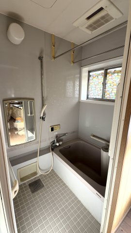 岐阜市若福町 中古戸建の浴室|手すり付きのバスルーム。窓があり換気も◎