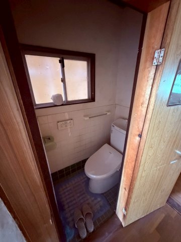 岐阜市若福町 中古戸建のトイレ|窓付きの個室トイレ。温水洗浄便座を設置しており衛生的です。