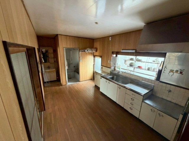 岐阜市若福町 中古戸建のキッチン|1階廊下とキッチンを直線で結んだ、家事動線に配慮した配置。