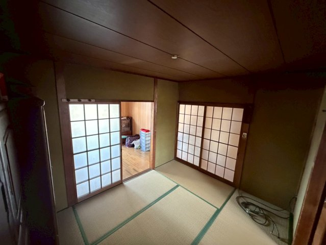 岐阜市若福町 中古戸建の和室|障子越しに採光が得られる和室。引き戸で各室を仕切れます。