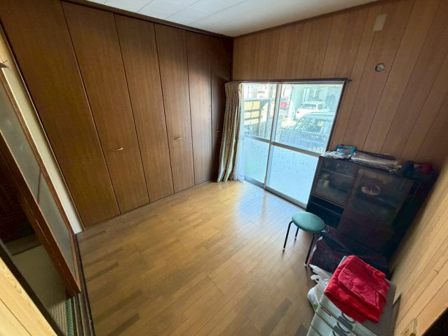 岐阜市若福町 中古戸建の洋室|壁面に家具を配置しやすい形状の洋室。窓から採光が得られます。