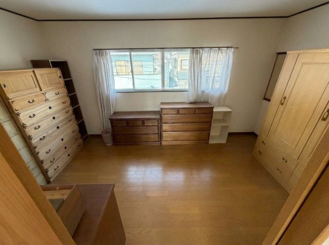 岐阜市若福町 中古戸建の洋室|壁面に家具を配置しやすい形状の洋室。窓から採光が得られます。