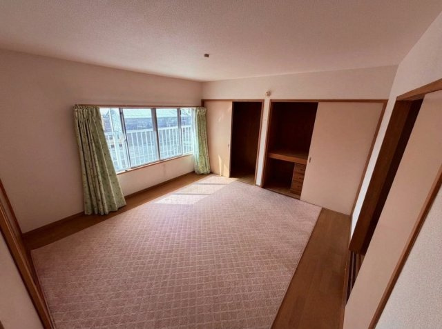 岐阜市若福町 中古戸建の洋室|2階の絨毯敷き洋室。奥行きのある押入があり、整理が容易です。