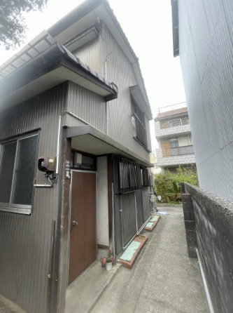 高知市越前町１丁目　中古一戸建ての外観|通路部分がワンクッション。プライバシーが守られた住環境です。