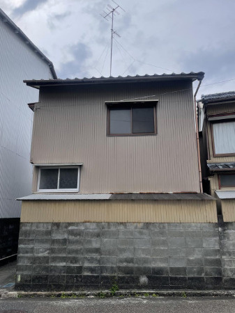 高知市越前町１丁目　中古一戸建ての外観|静かな路地の先にある、どこか懐かしい佇まい。落ち着いた時間が流れる住環境です。