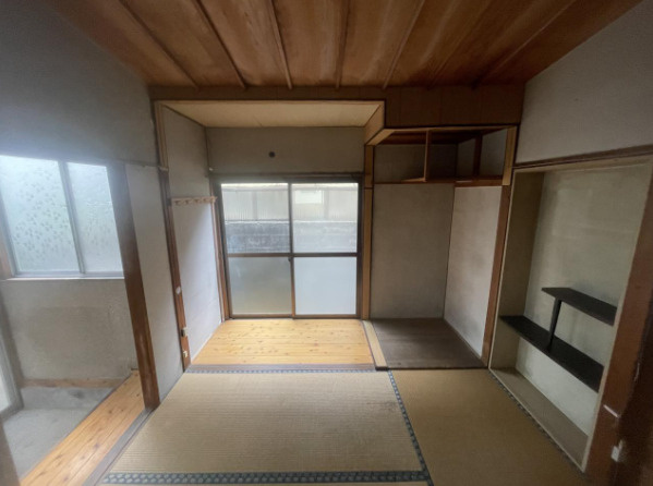 高知市越前町１丁目　中古一戸建ての和室|木目天井が印象的な和室。自然素材の温もりを感じられる落ち着いた空間です