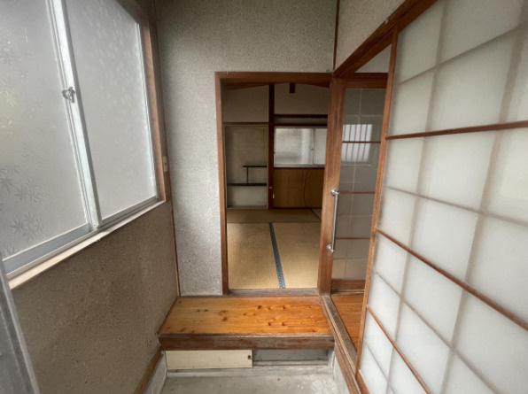 高知市越前町１丁目　中古一戸建ての玄関|昭和の趣を残す玄関と和室。丁寧に住み継がれてきた住まいです。