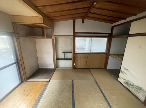 高知市越前町１丁目　中古一戸建ての和室|梁天井を活かしたリノベーションも楽しめる、素材感ある一室。