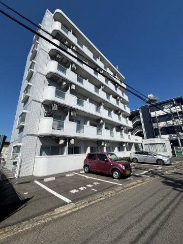 想定年間賃料　48万　想定利回り　19.6％　鉄筋コンクリート造の外観