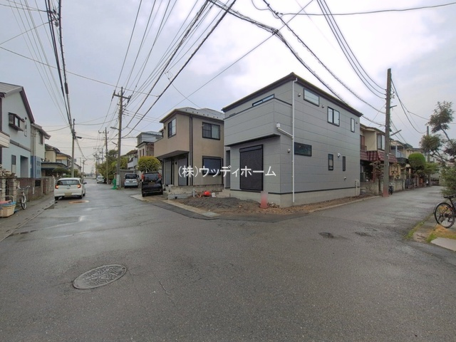 越谷市下間久里3期　新築一戸建ての前面道路含む現地写真