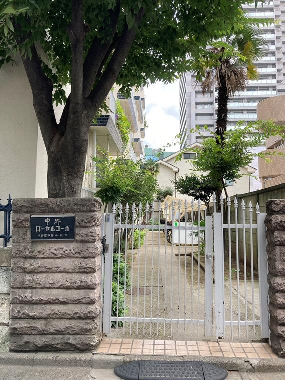 中野ローヤルコーポのエントランス