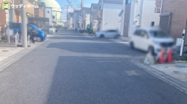 草加市瀬崎5丁目　中古一戸建ての前面道路含む現地写真