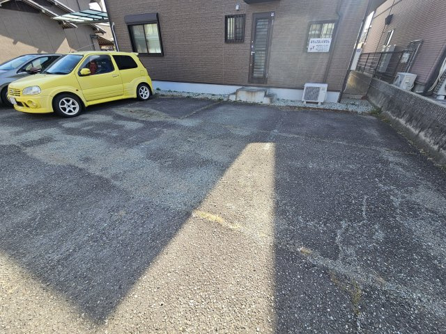 サンプレタ貴崎の駐車場