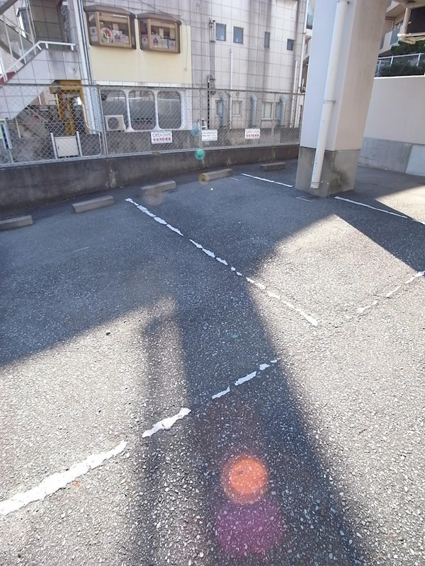 リバーサイド仁川の駐車場