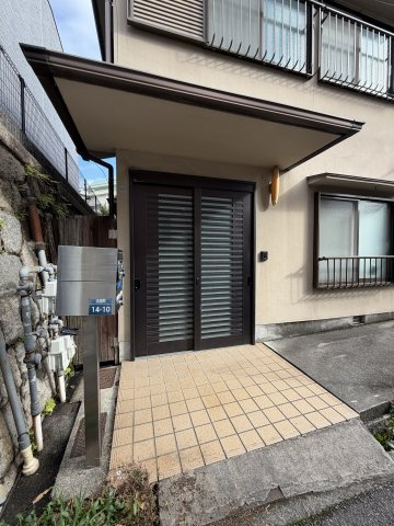 五宮町貸家のエントランス