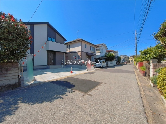 越谷市千間台西28期　新築一戸建ての前面道路含む現地写真