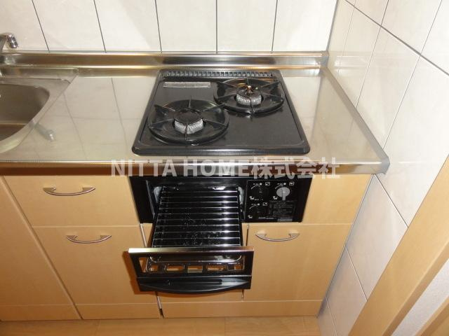 アジュール（ＡＺＵＲＥ）のキッチン|２口コンロ＆グリル付きですぐにお料理が始められます♪