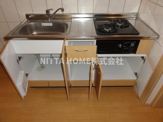 アジュール（ＡＺＵＲＥ）のキッチン|便利なキッチン収納です＊